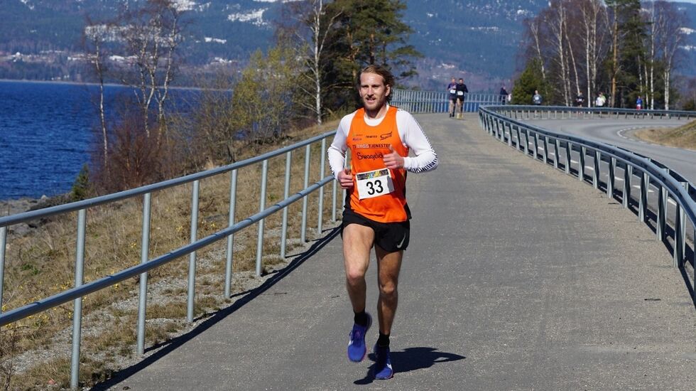 Thomas Asgautsen løp raskest av alle langs Mjøsa palmesøndag. (Foto: Bjørn Saksberg)