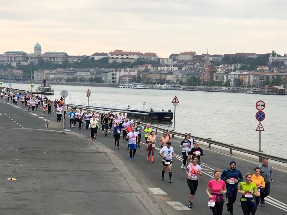Vivicitta halvmaraton og 10 km i Budapest har start og mål på den 2.5 km lange Margaretøya som ligger midt i Donau, mens løypene går dels på Buda- og dels på Pest-siden av byen (Foto: facbook/vivicittafutas/)