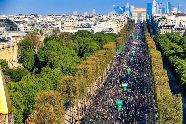Fra starten på Paris Marathon i fjor, et enormt folkehav. (Foto: Et utrolig folkehav ved start. Hvor mange norske ser vi her? (Foto: Aurélien Vialatte / A.S.O.)