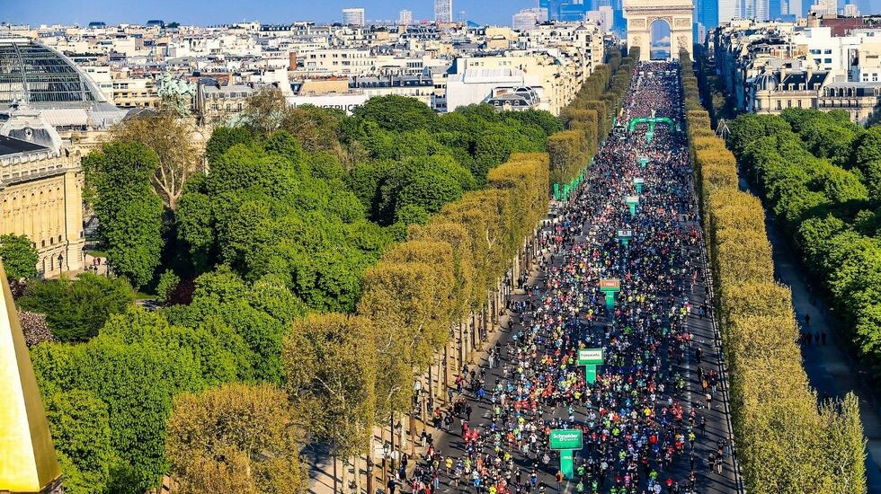 Fra starten på Paris Marathon i fjor, et enormt folkehav. (Foto: Et utrolig folkehav ved start. Hvor mange norske ser vi her? (Foto: Aurélien Vialatte / A.S.O.)
