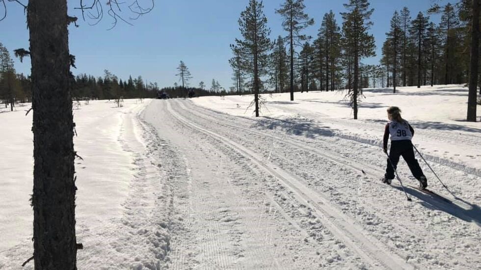 Munksjørennet er et familievennlig arrangement, og små og store koser seg i sitt eget tempo i løypa som inneholder bare en motbakke opp fra starten på Munksjøen. (Foto: Vegard Olsen)