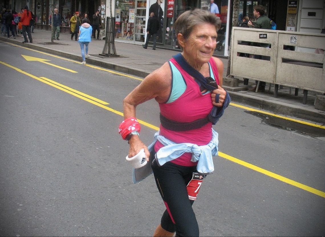 Vera Nystad løp hele maratonløpet med venstre armen i fatle. (Foto: Zvonko Ra)