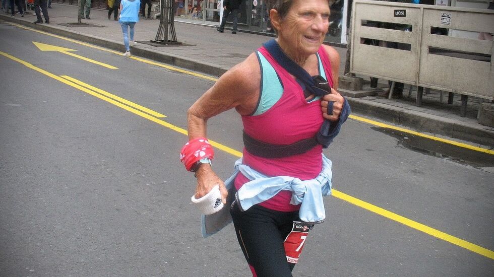 Vera Nystad løp hele maratonløpet med venstre armen i fatle. (Foto: Zvonko Ra)