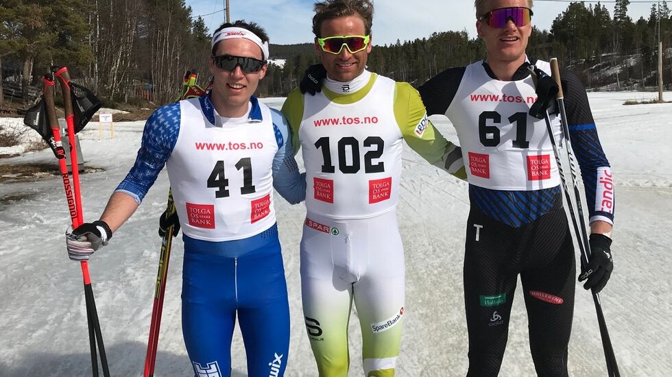 De tre beste i Egbergrennet 2019 samlet rett etter målgang ved Sæterhallen (fra v.): Treer Eirik Kjøl Tornes, vinner Niklas Dyrhaug og toer Tore Leren. (Foto: Tore Hilmarsen) 