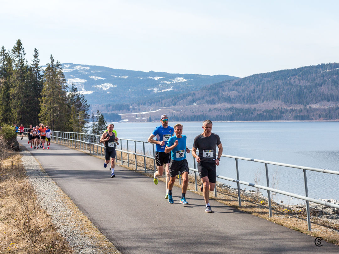 Løpere på både 5 og 10 km kort tid etter start. (Foto: Sylvain Cavatz)