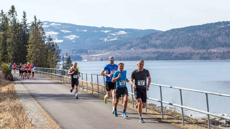 Løpere på både 5 og 10 km kort tid etter start. (Foto: Sylvain Cavatz)