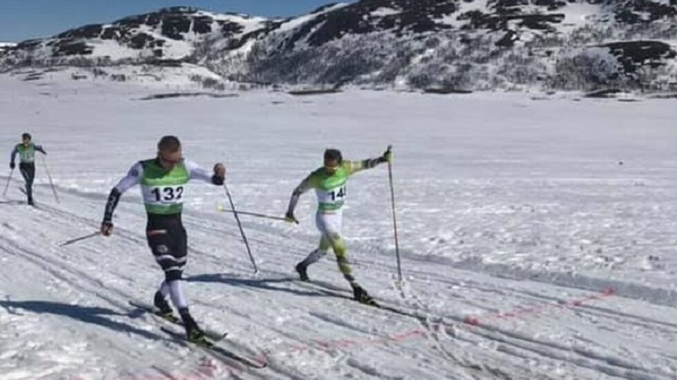 Jan Thomas Jensen (132) knep spurtprisen foran Niklas Dyrhaug i solskinnsrennet mellom Hitterdalen og Feragen påskeaften. (Foto: Lars Erik Sundt)