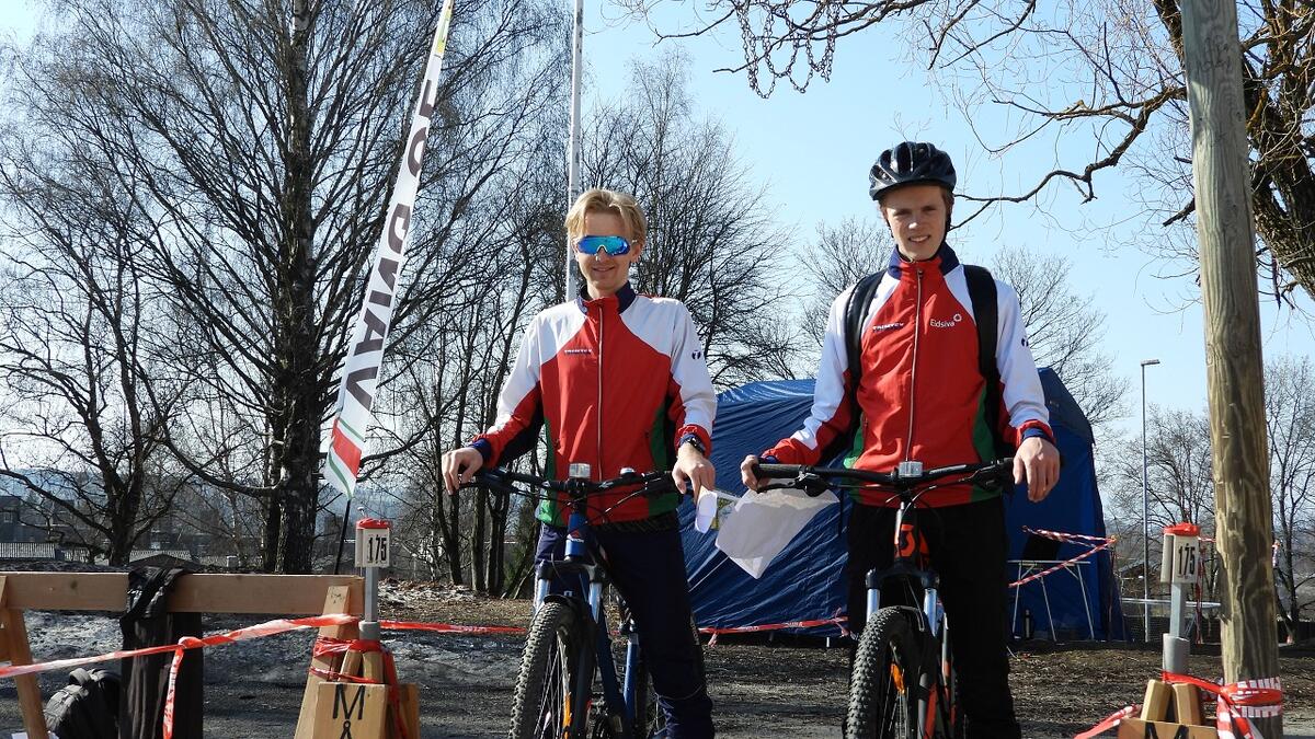 Løypeleggerne, Jostein Svaland Dale og Njaal Ellegaard Melby, på sykkel etter at postene var satt ut.