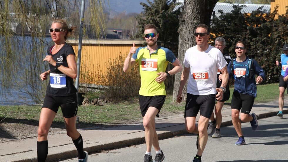 Det er ikke noe kjekt å få hold når man løper. Illustrasjonsfoto fra årets Påskemaraton, løpere uten hold. (Foto: Olav Engen)