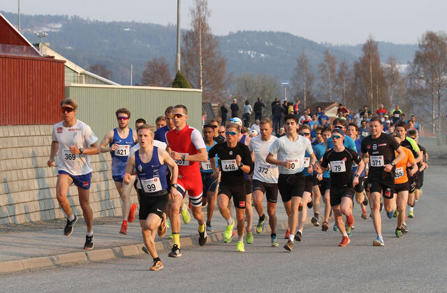 Starten har gått i Kringsjåløpet, et 2, 86 km langt gateløp med start og mål ved gamle Kringsjå skole i Lillehammer. Her ser vi fra venstre Magnus Lian Orrestad fra Stavanger (369) som ble nr. 2 i klasse M 20-29 år, Petter Soleng Skinstad fra Gjøvik FIK (421) som vant klasse M 30-39 år, Petter Johansen LIF (99) som ble nr. 2 i M 20-29 år, Sondre Ramse fra Otra IL/Team Veidekke Vest (367) som vant M 20-29 år, Elyas Tesfamichael Neggasi fra LIF (78) som ble nr. 3 i M 16.19 år, Thomas Helland fra Egersund (448) nr. 8 i klasse M 20-29 år, Mattis Sjøli fra Halmås & Omegn (372) nr. 9 i klasse Aktive 20-35 år, Ibrahim Buras LIF (90) som vant klasse M 16-19 år, Håvard Kvam fra Kolbukam/NTG nr. 7 i M 16-19 år og Gøran Tefre Team Bjellebjåls (371) som ble nr. 3 i klasse M 20-29 år.