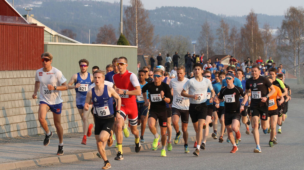 Starten har gått i Kringsjåløpet, et 2, 86 km langt gateløp med start og mål ved gamle Kringsjå skole i Lillehammer. Her ser vi fra venstre Magnus Lian Orrestad fra Stavanger (369) som ble nr. 2 i klasse M 20-29 år, Petter Soleng Skinstad fra Gjøvik FIK (421) som vant klasse M 30-39 år, Petter Johansen LIF (99) som ble nr. 2 i M 20-29 år, Sondre Ramse fra Otra IL/Team Veidekke Vest (367) som vant M 20-29 år, Elyas Tesfamichael Neggasi fra LIF (78) som ble nr. 3 i M 16.19 år, Thomas Helland fra Egersund (448) nr. 8 i klasse M 20-29 år, Mattis Sjøli fra Halmås & Omegn (372) nr. 9 i klasse Aktive 20-35 år, Ibrahim Buras LIF (90) som vant klasse M 16-19 år, Håvard Kvam fra Kolbukam/NTG nr. 7 i M 16-19 år og Gøran Tefre Team Bjellebjåls (371) som ble nr. 3 i klasse M 20-29 år.
