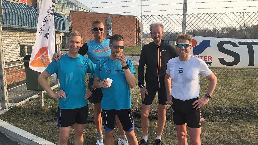 Fem raske menn på Rudshøgda onsdag (fra v.): Jo Reistad, Håkon Amb, Thomas Pedersen, Jan Hovde og Tommy Mikkelsen (Foto: Arild Dahl)