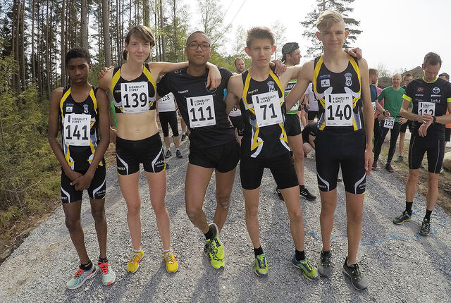 En delegasjon løpere fra Halden IL klare til start. Men årets vinner av kvinneklassen, Tessa Frenay, som nr. 2 fra venstre. (Alle foto: Bjørn Johannessen)