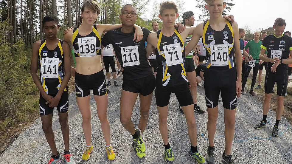 En delegasjon løpere fra Halden IL klare til start. Men årets vinner av kvinneklassen, Tessa Frenay, som nr. 2 fra venstre. (Alle foto: Bjørn Johannessen)