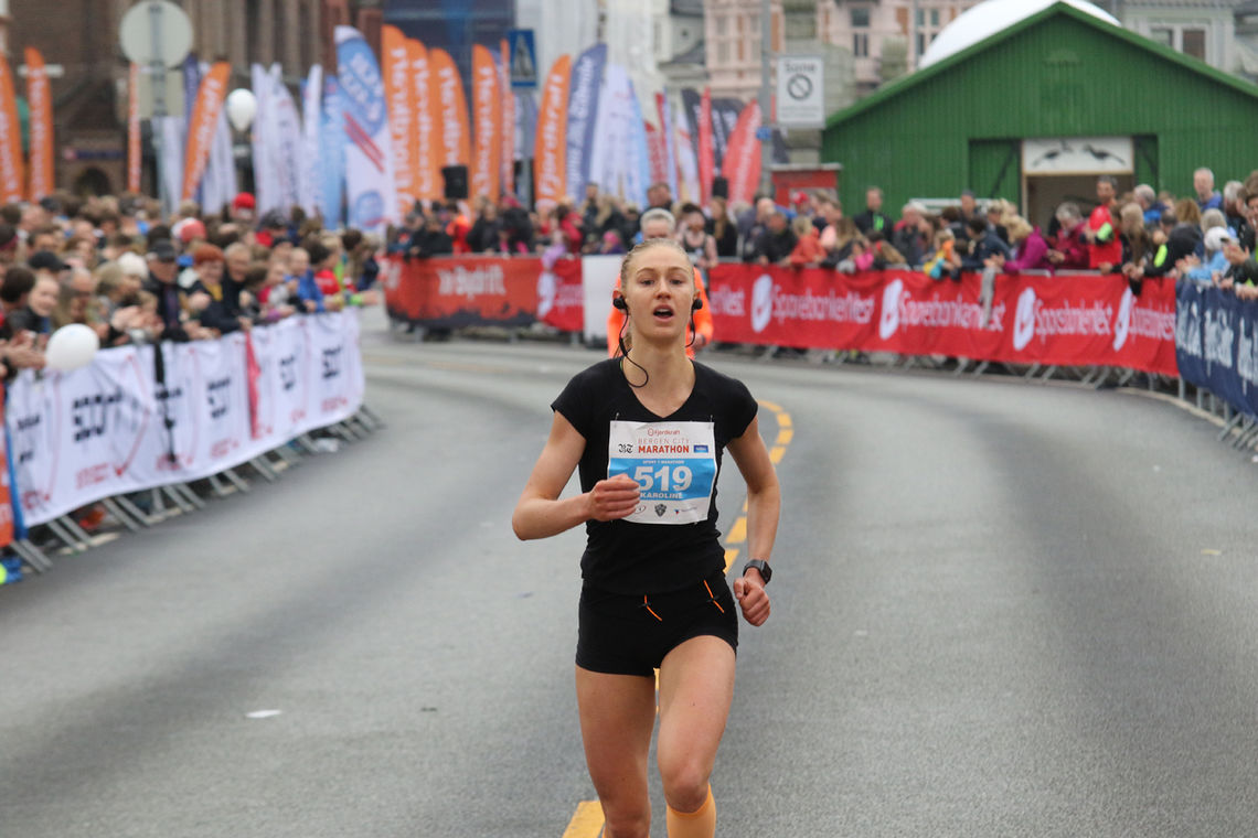 Karoline Comiskey Olsen imponerte i sitt andre maratonløp. Dessverre var løypa i Forenze for kort. Bildet er fra Bergen City Marathon tidligere i år der hun debuterte og vant. (Foto: Tom Roger Johansen)