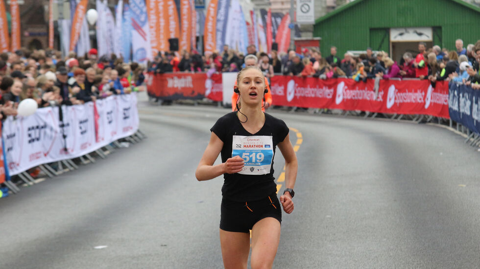 Karoline Comiskey Olsen imponerte i sitt andre maratonløp. Dessverre var løypa i Forenze for kort. Bildet er fra Bergen City Marathon tidligere i år der hun debuterte og vant. (Foto: Tom Roger Johansen)