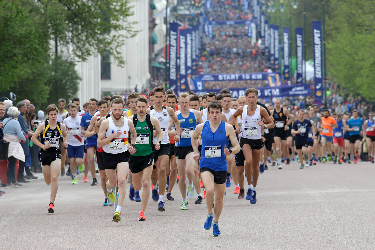 Sentrumsløpet opplevde hyggelig deltagervekst i år. Her fra starten på 10 km. (Foto: Per Inge Østmoen)
