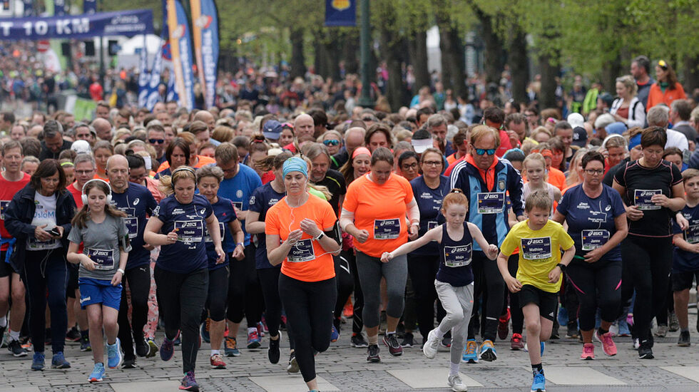 Det var folksomt på Karl Johan også da de ulike startpuljene på 5 km la av gårde. (Foto: Per Inge Østmoen)