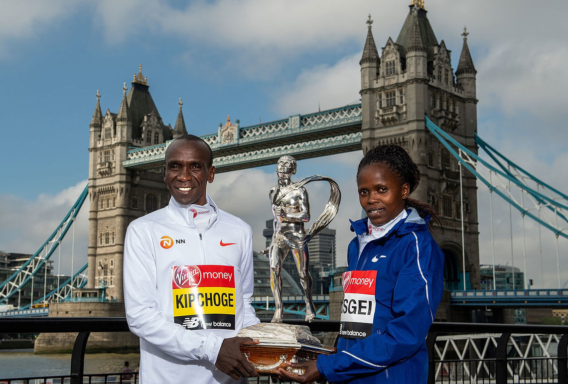 Årets vinnere i London Marathon Eliud Kipchoge og Brigid Kosgei begge Kenya.  Foto:  Virgin Money London Marathon