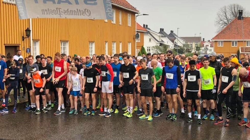 Startfeltet på 7,75-løypa venter på startskuddet i Stavern sentrum, i regnvær. Vi ser vinneren Robert Bergstå med startnummer 707. (Arrangørfoto)
