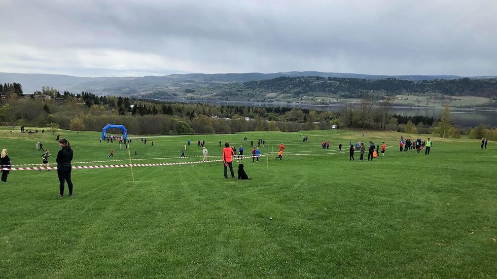Mjøsen Golfklubb stilte nok en gang sitt grønne gress til disposisjon for friidrettsfolket på 1. mai. (Foto: Morten Stensberg)