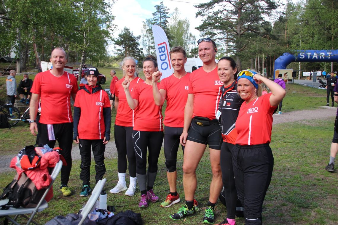 Deltagere med nye røde BDO-trøyer etter det 6. løpet i Terrengkarusellen. (Foto: Guri Sæterlid)