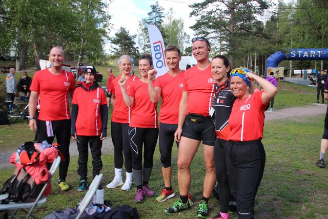 Deltagere med nye røde BDO-trøyer etter det 6. løpet i Terrengkarusellen. (Foto: Guri Sæterlid)