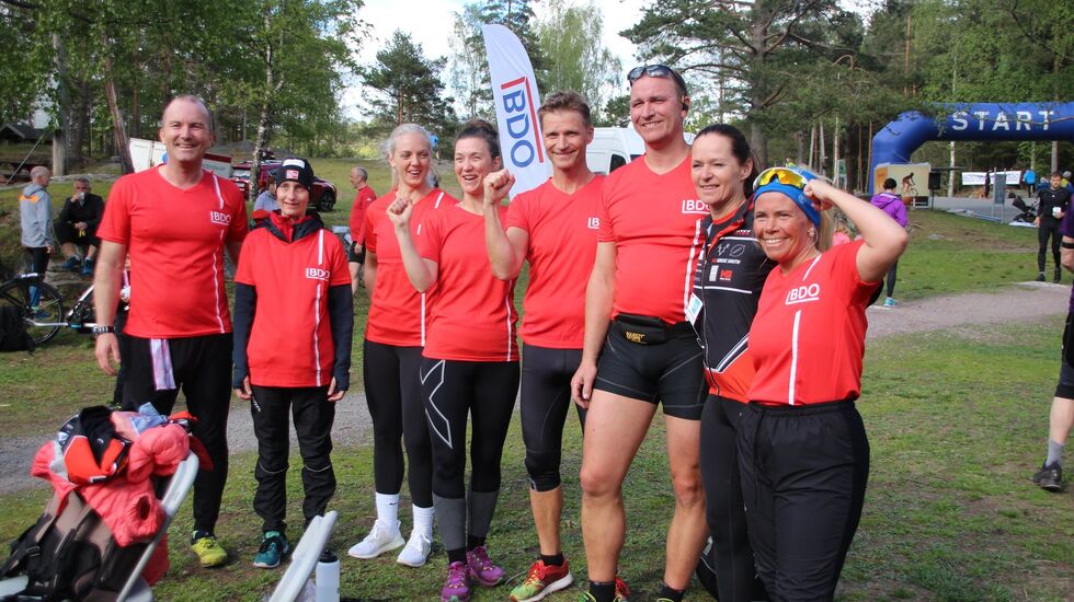 Deltagere med nye røde BDO-trøyer etter det 6. løpet i Terrengkarusellen. (Foto: Guri Sæterlid)