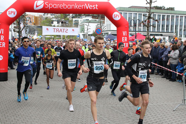 Fra starten på 10 km: Lars Lunde tar kommandoen.
