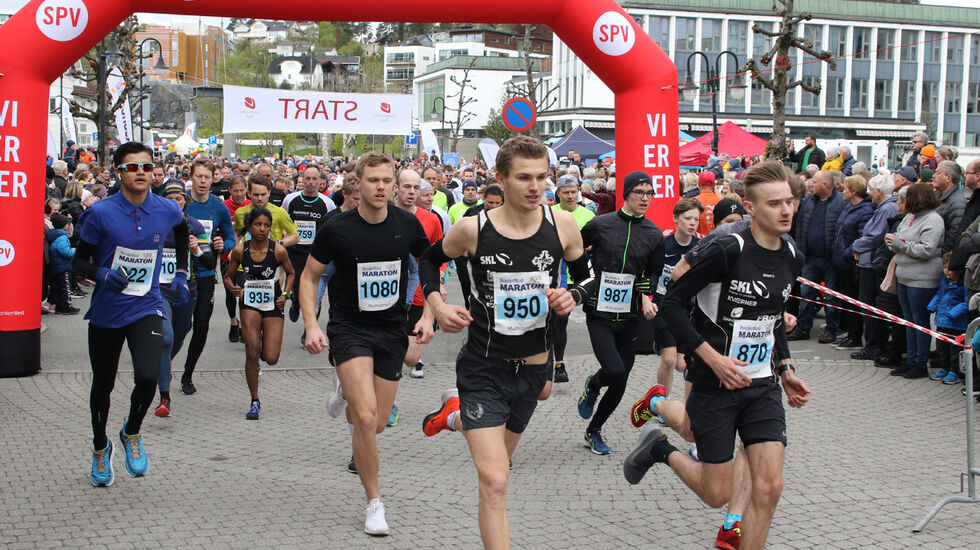 Fra starten på 10 km: Lars Lunde tar kommandoen.