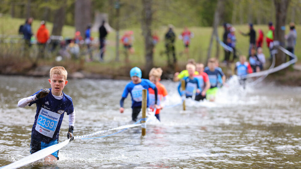 Sjøl om alt godværet skulle ha gjort at stiene er tørre, så bruker det likevel å bli våte utfordringer for både unge og gamle i Råskinnet. (Foto: Stian Schløsser Møller) 