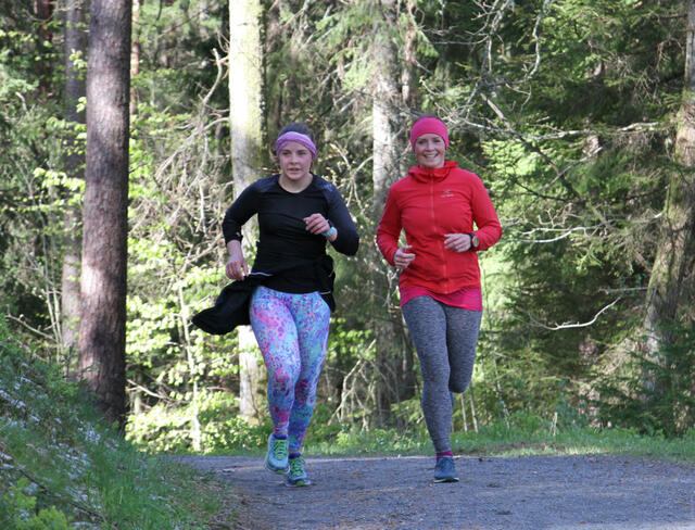 Julie Hansen og Lise Bentsen Hetland i den første utgaven av Dømmesmoen Parkrun.       Foto: Thomas Hetland.