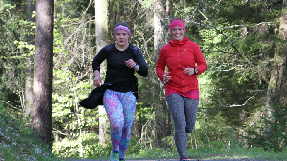 Julie Hansen og Lise Bentsen Hetland i den første utgaven av Dømmesmoen Parkrun.       Foto: Thomas Hetland.