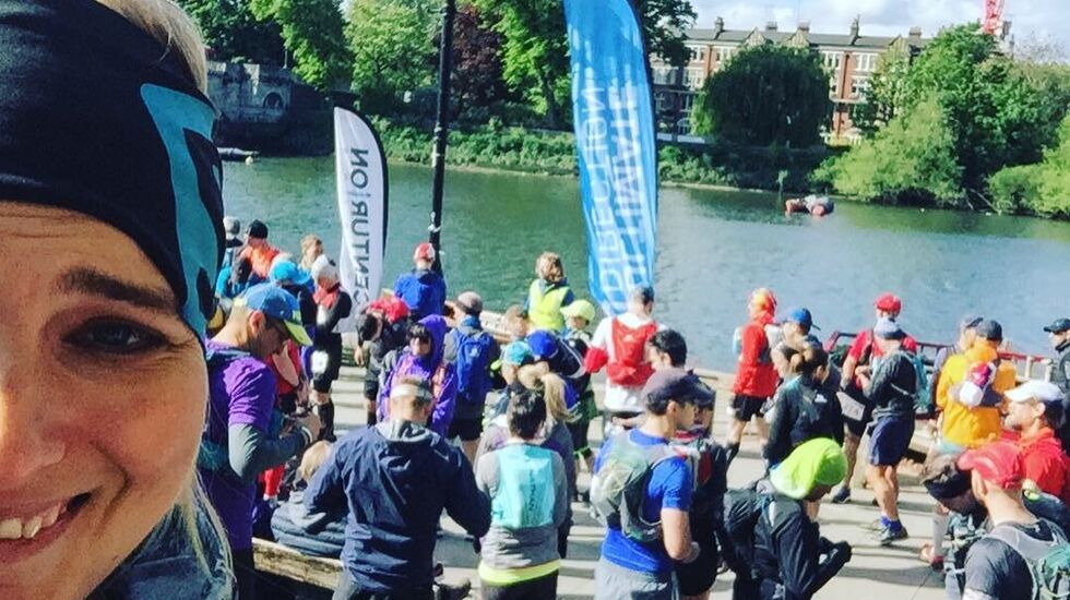 Ingrid venter på start ved Themsen i Richmond vest i London. 100 miles eller 161 km unna er målet i Oxford.