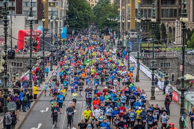 Praha Marathon har start og mål på torget i gamlebyen og går for en større del langs elva Vltava. Løypa er relativt flat, men går for en del på brostein (Foto: facebook/runczech)