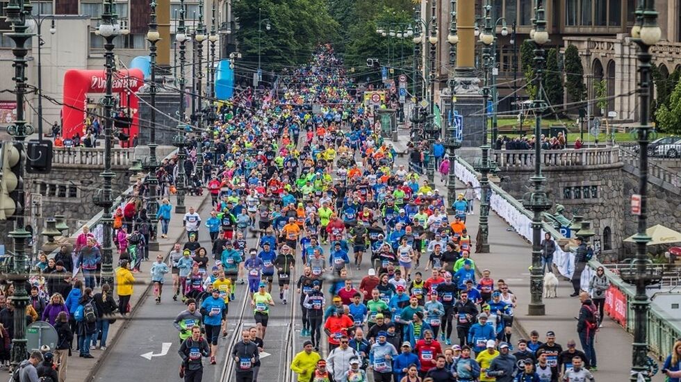 Praha Marathon har start og mål på torget i gamlebyen og går for en større del langs elva Vltava. Løypa er relativt flat, men går for en del på brostein (Foto: facebook/runczech)