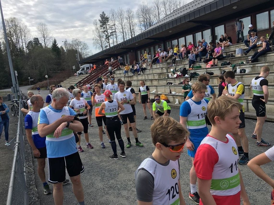Før start ved Langhushallen i fjorårets løp som samlet 70 deltagere på 5 og 10 km. (Arrangørfoto)