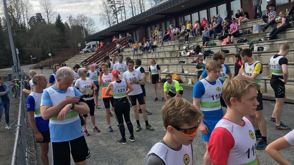 Før start ved Langhushallen i fjorårets løp som samlet 70 deltagere på 5 og 10 km. (Arrangørfoto)