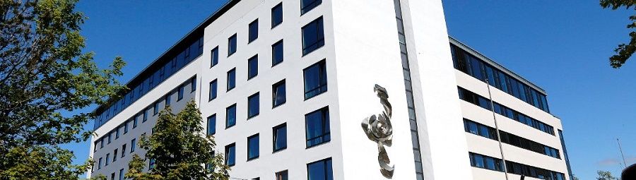 Bygget sett mot hovedinngangen