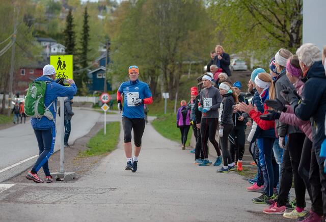 Hakadal IL Langrenn heies fram av publikum. (Arrangørfoto/Audun Morgestad)