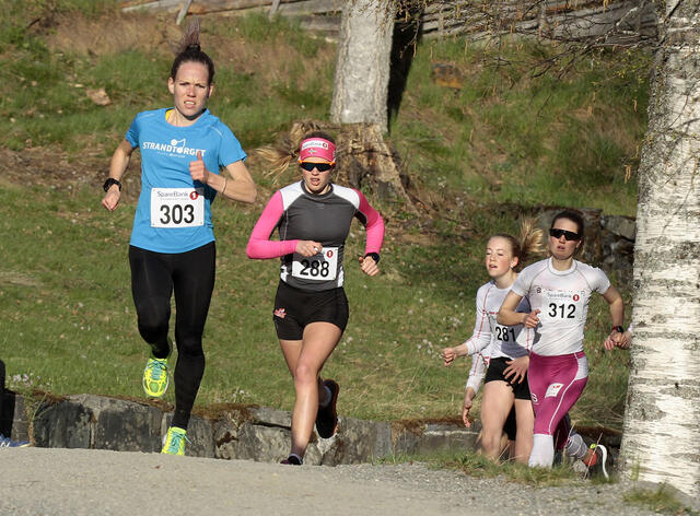 Hanne Mjøen Maridal (303), LIF/Team Ingrid Kristiansen, tok teten i startpulja og ble raskeste kvinneløper i mål. Her foran Sigrid Sundgaard (288) fra Søre Ål IL/NTG,, som ble nr. 3 i klasse K 16-19 år, Tuva Bakkemo (312) fra Gjøvik skiklubb, nr. 3 i klasse aktive 20-35 år og Iris Tollan Brandhaug (281) LIF, som vant klasse K 12-15 år. (Foto: Jørgen Skaug)