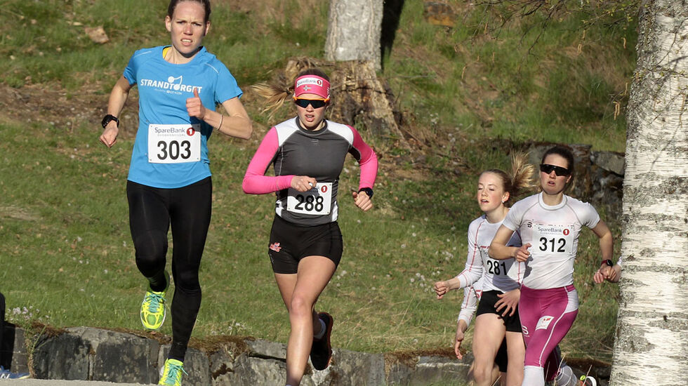 Hanne Mjøen Maridal (303), LIF/Team Ingrid Kristiansen, tok teten i startpulja og ble raskeste kvinneløper i mål. Her foran Sigrid Sundgaard (288) fra Søre Ål IL/NTG,, som ble nr. 3 i klasse K 16-19 år, Tuva Bakkemo (312) fra Gjøvik skiklubb, nr. 3 i klasse aktive 20-35 år og Iris Tollan Brandhaug (281) LIF, som vant klasse K 12-15 år. (Foto: Jørgen Skaug)