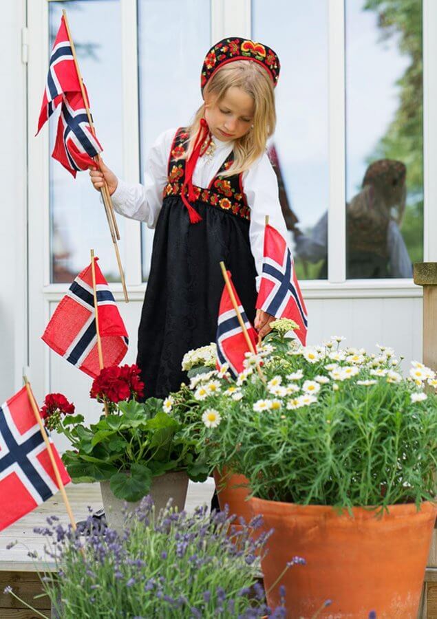 bunad_norske-flagg-635x900.jpg