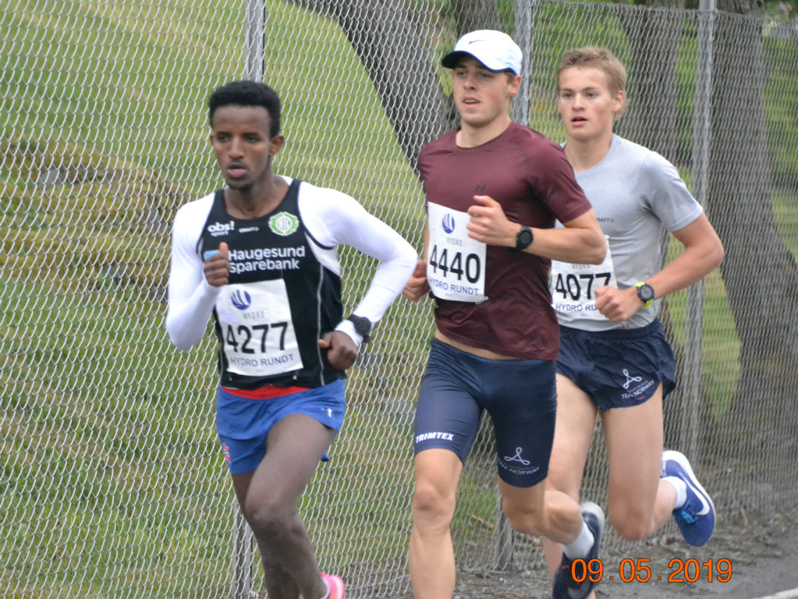 Tedros G Haile (4227), Endre Espedal(4440) og Erik Nygård Madsen(4077) er i tet etter ca 600m løping. Foto: Einar Søndeland.