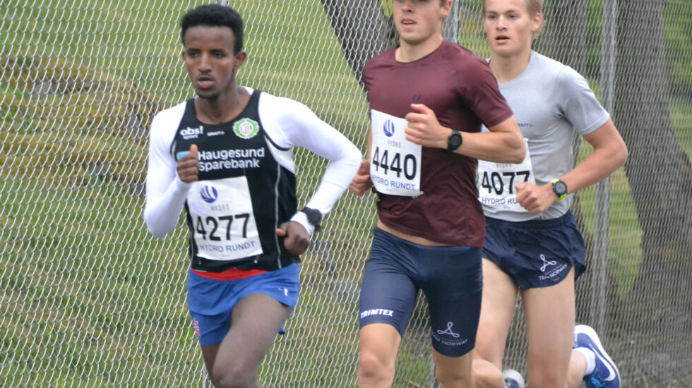 Tedros G Haile(4227), Endre Espedal(4440) og Erik Nygård Madsen (4077) er i tet etter ca 600 m løping. Foto: Einar Søndeland.