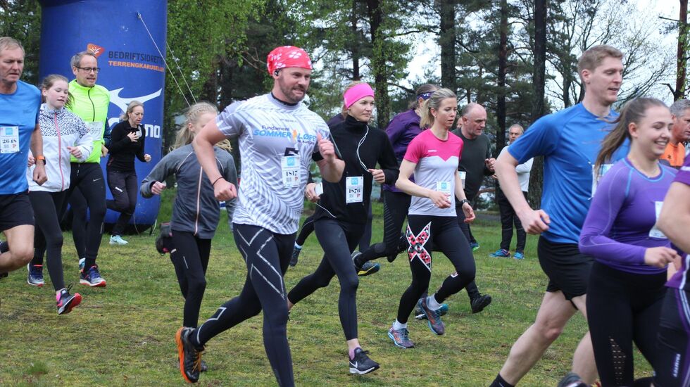 Været ble mye bedre enn man hadde våget å håpe noen timer tidligere. Her fra en av startpuljene i Terrengkarusellens 7. løp. (Foto: Guri Sæterlid)