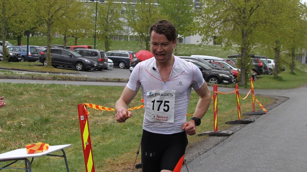Richard Reichel er ålesunder, utennomsundet-gutt (Brosundet) og aspøyramp. I dag vant Richard maraton som foregikk innomsundet (Indre bydel i Ålesund)