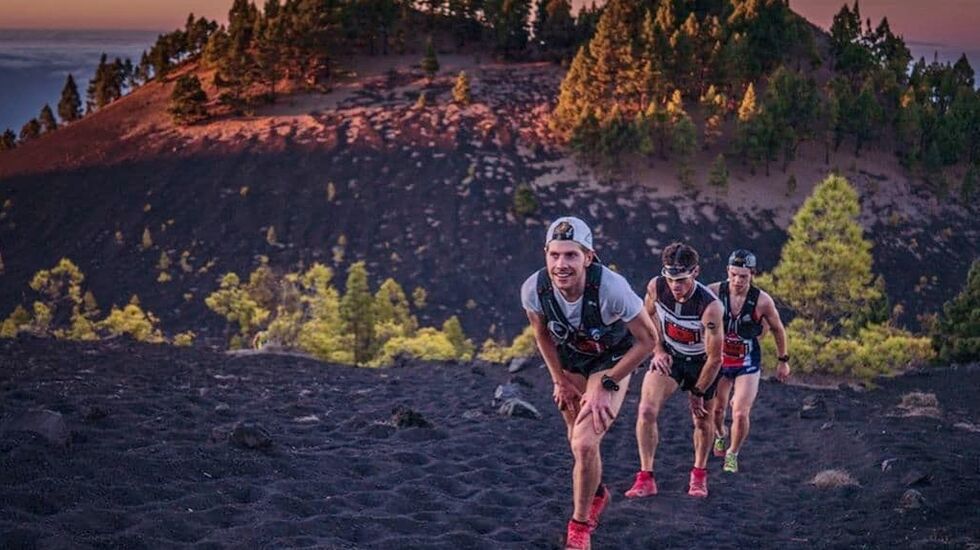 Hans Kristian Smedsrød, Max King og Jonas Hesthaug i en tøff motbakke underveis. King er tidligere verdensmester både i fjellultra og 100 km. (Foto: @irunfar)