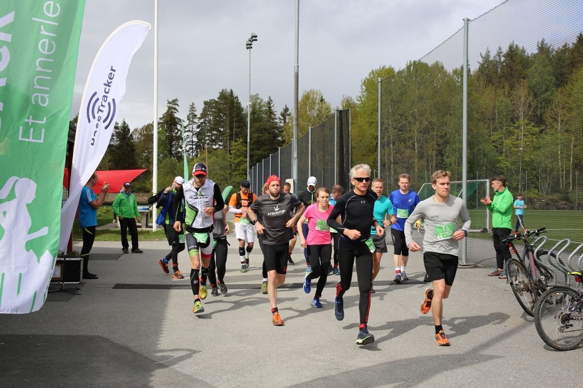 Deltagerne løp nye 7,2 km hver time, her mens det ennå var 15 løpere igjen i feltet. (Arrangørfoto)