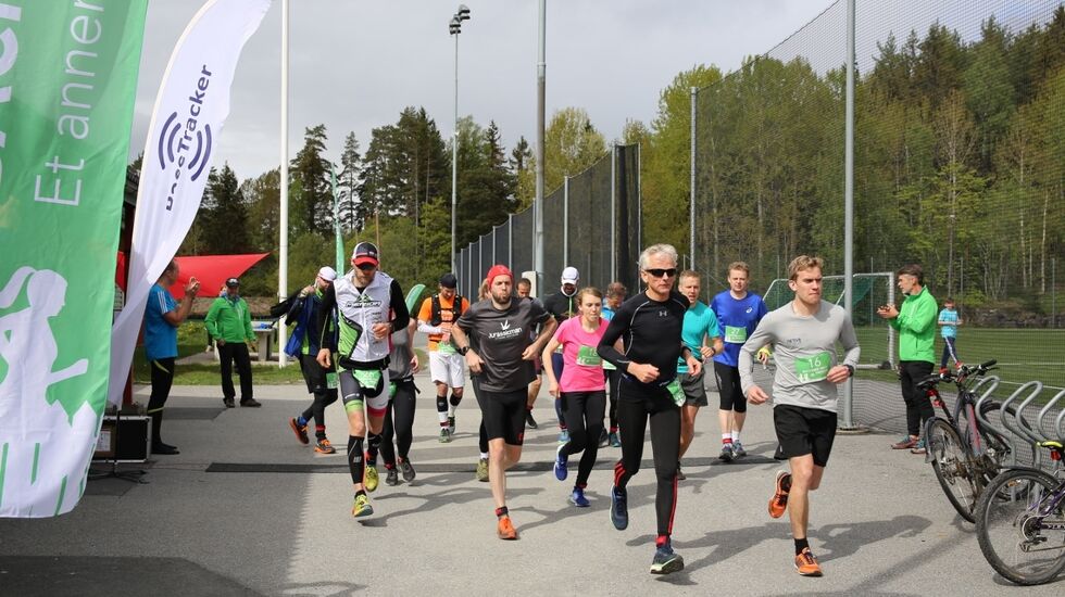 Deltagerne løp nye 7,2 km hver time, her mens det ennå var 15 løpere igjen i feltet. (Arrangørfoto)